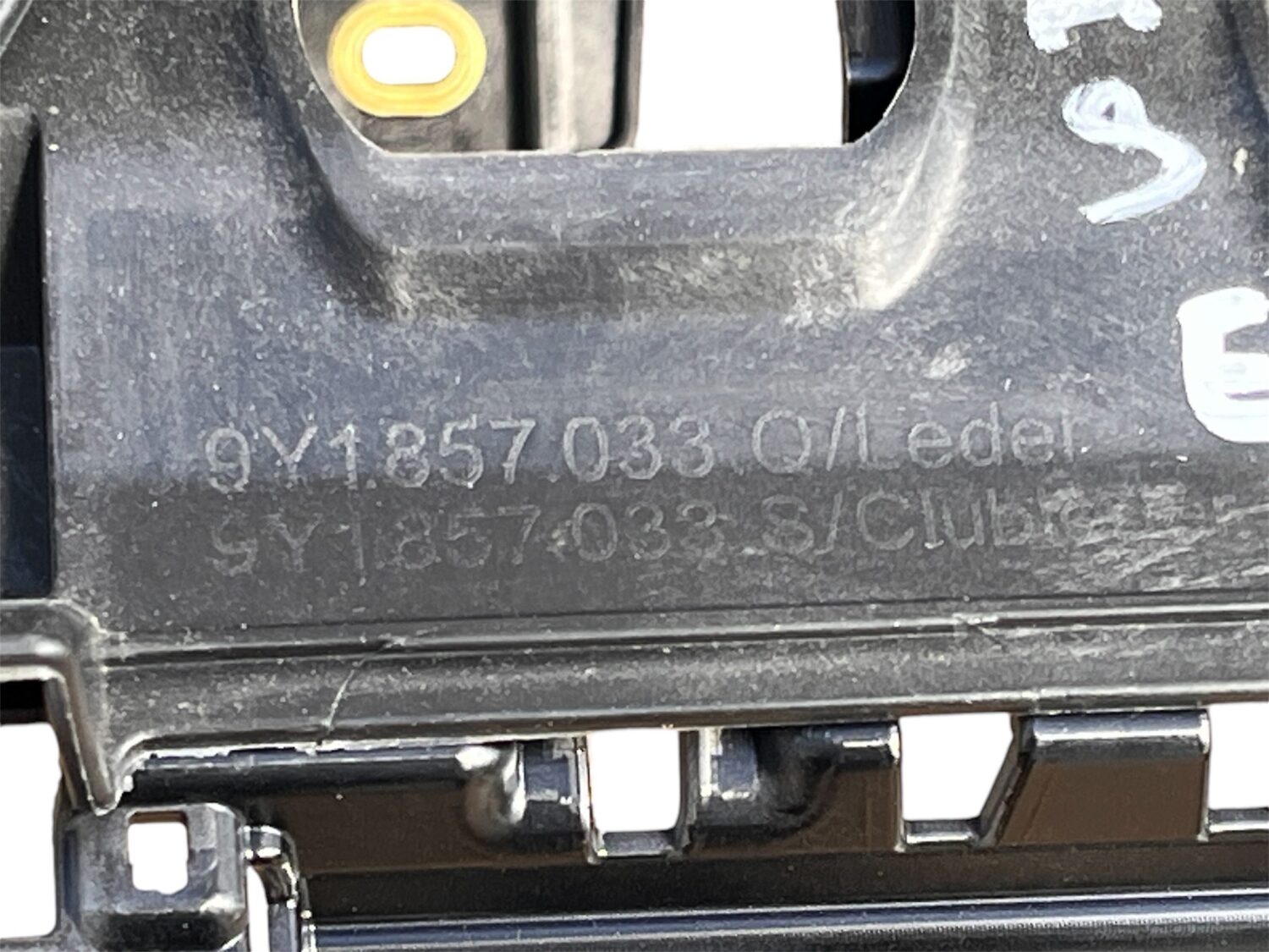 NOWA OE SKÓRZANA DESKA ROZDZIELCZA HEAD-UP Z CZARNĄ NICIĄ PORSCHE CAYENNE 2018 - 9Y1857033Q