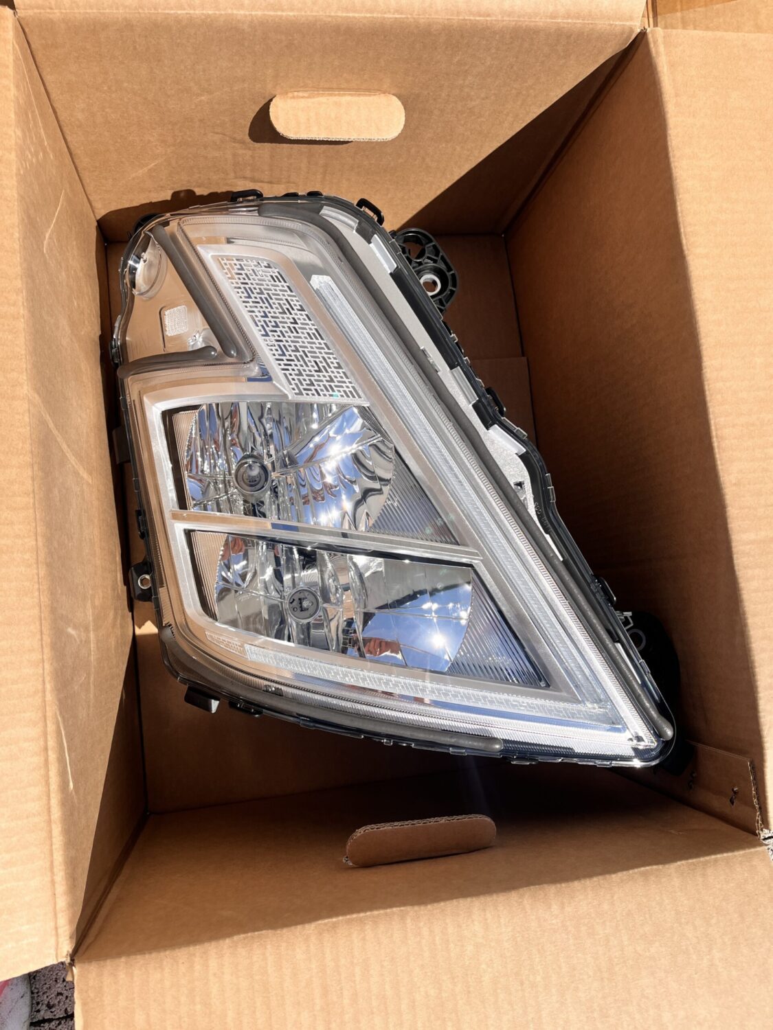 NOWY OE REFLEKTOR HALOGENOWY LAMPA H7 VOLVO FM FM5 TRUCK FMX 2020 – 23752779 , 24362779